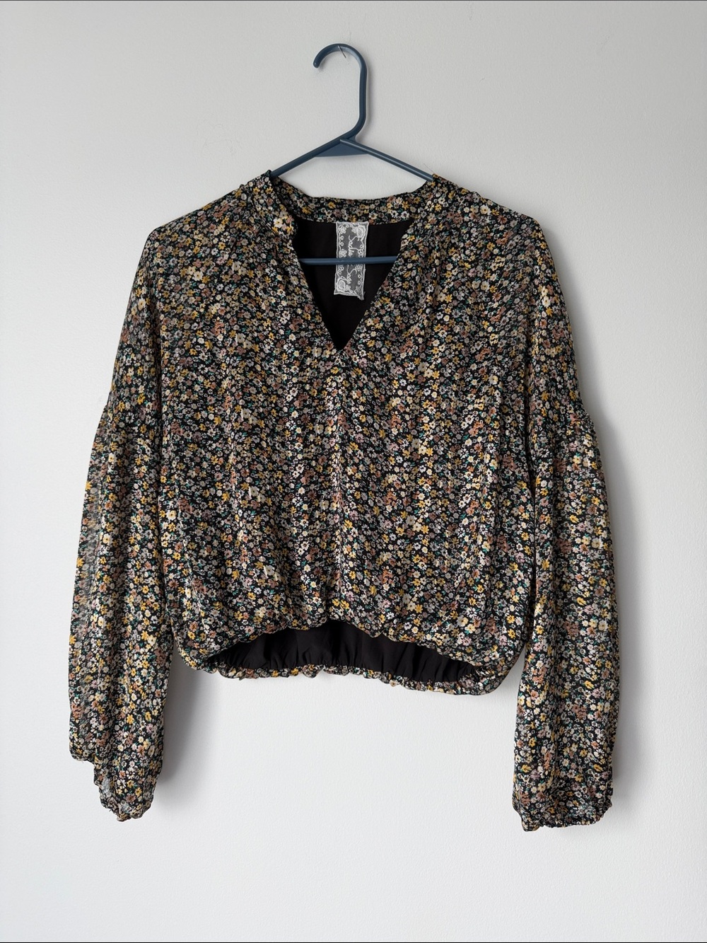 Sadie & Sage Black Floral V-Neck Balloon Sleeve Blouse